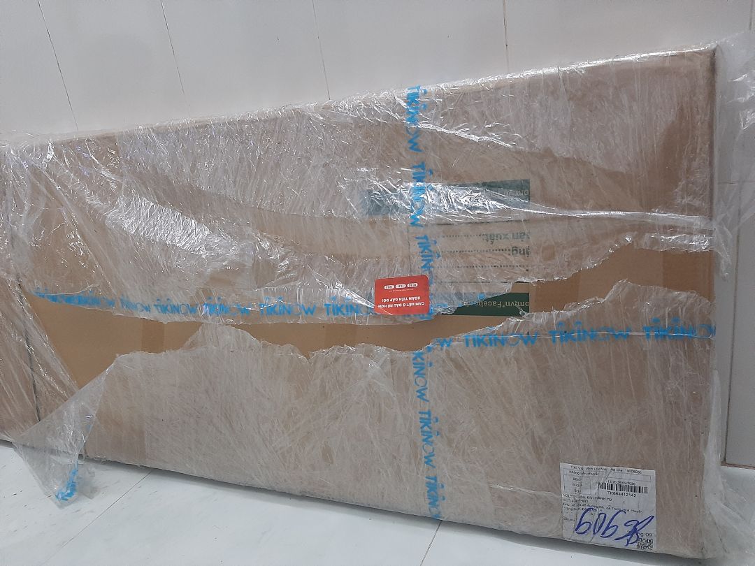 chất lượng bàn khá tốt, chắc chắn, màu sắc vân gỗ, mặt bàn bóng rộng dãi, mặc dù đã để màn hình máy tính, bàn phím, 2 bên vẫn có khoảng trống như hình. chỉ thiếu thiếu 1 gộc tủ để tiền, hoặc đồ q trọng. Còn lại rất đáng để mua. chất lượng bàn khá tốt, chắc chắn, màu sắc vân gỗ, mặt bàn bóng rộng dãi, mặc dù đã để màn hình máy tính, bàn phím, 2 bên vẫn có khoảng trống như hình. chỉ thiếu thiếu 1 gộc tủ để tiền, hoặc đồ q trọng. Còn lại rất đáng để mua.