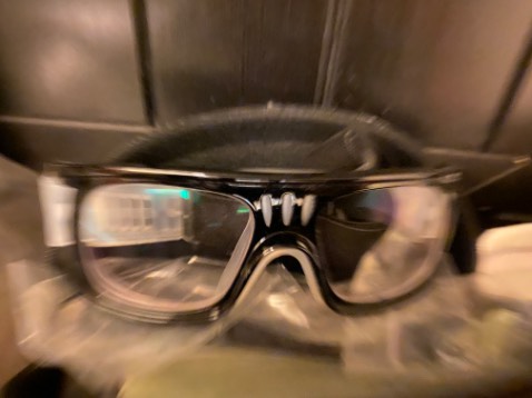 Kính có chất liệu khá chắc chắn, nhưng thiết kế hơi cong nên khi thay mắt cận/loạn vào phải đeo 1 lúc mới quen.
Shop giao hàng nhanh, uy tín.
Totally recommended.