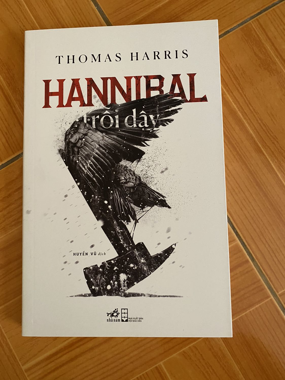 - Thời gian giao hàng nhanh, mình đặt sáng sớm mà đầu giờ chiều đã nhận được hàng. 
- Mặc dù không được bọc chống sốc nhưng may hộp bên ngoài vẫn nguyên vẹn nên sách không bị ảnh hưởng. 
- Đọc “Sự im lặng của bầy cừu” ưng quá nên mua nốt 3 cuốn trong cùng series để đọc