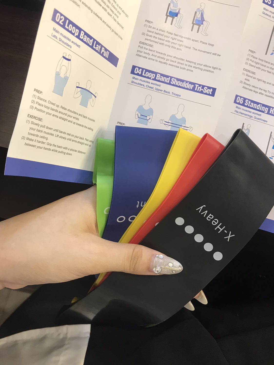 Bọc từng cái trong túi nilon và có túi rút để nhét tất cả vào tiện cực. Có kèm tờ hướng dẫn từng động tác cho b nào chưa biết tập nnao nhé. Còn kèm quà tặng 10k khi quyét mã ở thẻ cảm ơn rồi gửi *** cho shop nha. Nên muaaa mngggg ơi