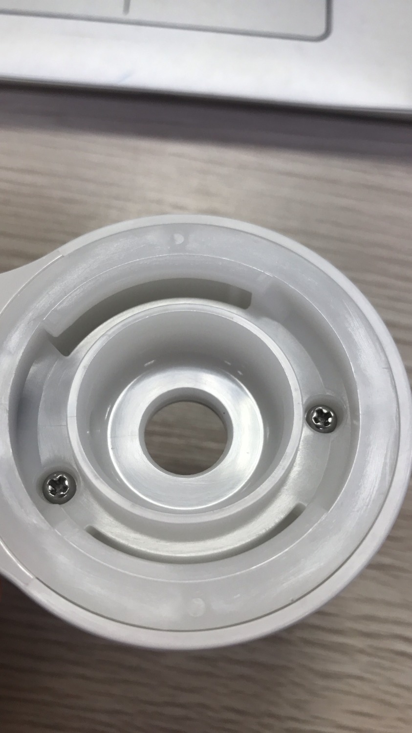 Giao hàng cũ đã được bóc ra lắp đặt và sử dụng, có vết trầy xước ở bên trong, hàng chỉ được bọc lại bằng lớp chống va đập chứ không còn nguyên.
Hộp đựng đã bị rách được dán tạm lại.
Mình mua hàng ngày 17/12 mà phiếu bảo hành là ngày 13/12