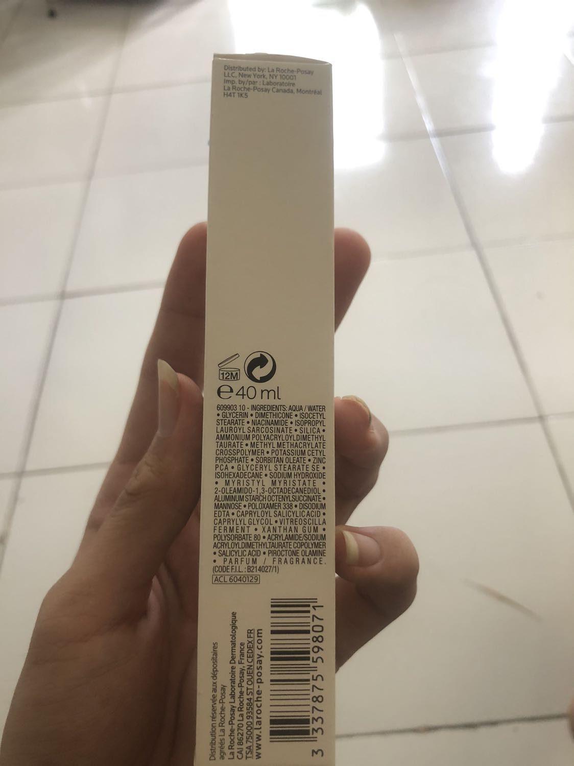 Lúc đầu shop bảo không giao vì giá bị lỗi, nhưng shop vẫn giao. Hàng thì khá ok, cái vỏ kem thì đc niêm phong bằng tem và chưa bị bóc ra. Còn được tặng kèm cả cái bông tẩy trang nữa, khá là xinh. Mỗi tội là cskh của shop này hơi chậm, chậm thực sự ấy nhưng sản phẩm vẫn ok nha