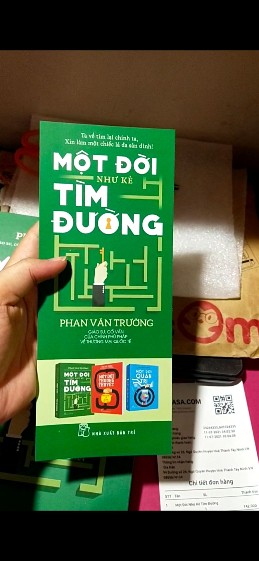 Nhỏ bạn review sách nói "m phải đọc cho bằng dc" nên thành ra mình mua giúp nó về làm kỉ niệm luôn :)). 

Sách vẫn được Fahasa đóng gói kĩ càng, chất lượng. Vì tình hình dịch nên k thể giao nhanh như trước nên mình cũng thông cảm xíu ?.

Sách là cả tâm huyết của Bác Trường muốn gửi đến thế hệ trẻ VN ? và còn nhiều hơn thế nữa... Cảm ơn Bác cùng toàn bộ Ekip đã làm nên quyển sách đáng quý này! 

Cảm ơn Fahasa đã luôn đồng hành cùng mình trên những trang sách tinh hoa ?. Luôn ủng hộ Fahasa nhé ? Thank u ?