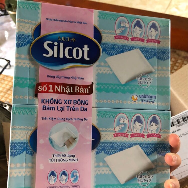 mình thấy mn đánh giá móp méo hộp nhiều ghê, lúc mình đặt cũng hơi sợ bị vậy. nhưng không có lẽ đã cải thiện khâu đóng gói. giao hàng siêu nhanh, mình đặt 2h sáng mà 2h chiều nay đã giao rồi. hihi. chất lượng silcot thì khỏi bàn rồi ạ