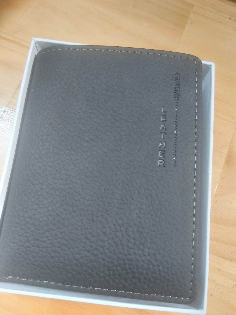 *Đánh giá: đây là lần thứ 3 em mua đồ bên đây, chất lượng khỏi bàn MUA 3 LẦN LẬN MÀ, shop tư vấn nhiệt tình, giao hành nhanh, giá ok hơn các chỗ khác nhiều, đóng gói bằng hộp rất chu đáo, có thư cám ơn và thẻ bảo hành, e mua sale được tặng thêm ví đựng card. Em sẽ giới thiệu cho gia đình và bạn bè ủng hộ shop. Full 5 sao
*Đóng góp: Nên làm thêm đồ cho nữ nha shop để mốt có thể mua biếu cho người thân.