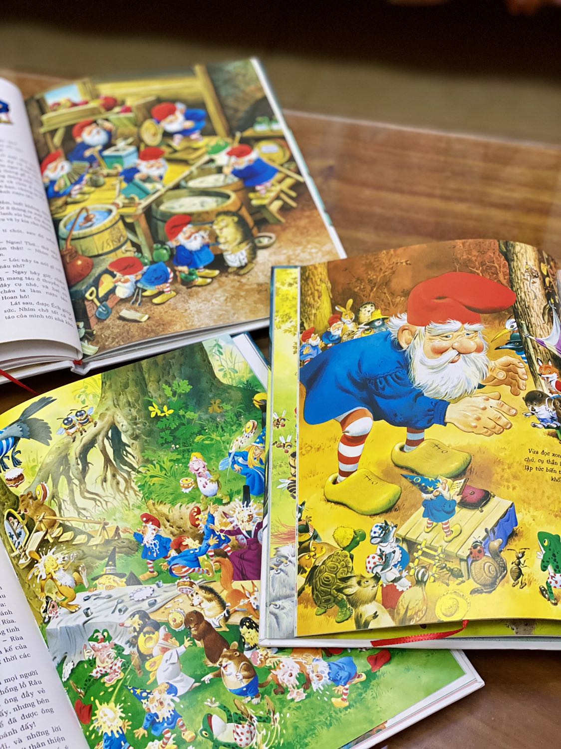 - Combo 3 quyển Chuyện rừng - Thần lùn/Tiên nữ/Những ông khổng lồ có bìa cứng, khổ to, in màu toàn bộ trên giấy bóng, chất lượng giấy tốt. Hình ảnh minh họa sinh động, đáng yêu. Một số chỗ ở trang đầu và trang cuối (dán dính vào bìa sách) chưa được thẩm mỹ lắm. 
- Fahasa đóng gói thật sự cẩn thận và chắc chắn, sách ngoài được bọc chống sốc, mỗi quyển còn được bọc màng co phẳng phiu. Tuy nhiên mình không hài lòng về giờ giao hàng của Fahasa (hoặc đối tác vận chuyển), đơn dự định giao vào thứ 6 nhưng đến tận 19:30 tối thứ 7 mới giao cho mình. Giao ngoài giờ hành chính và muộn như vậy nhưng không một thông báo nào cả. Trên app Tiki vẫn thể hiện đơn hàng giao vào thứ 6? Mình không hiểu lý do tại sao.