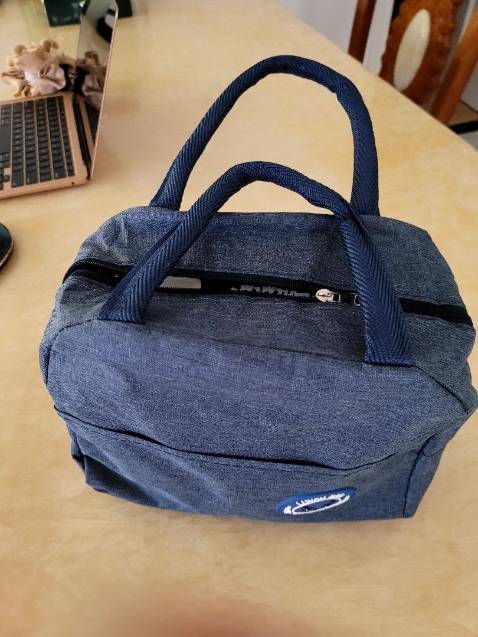 Nhiều màu khác nhau - mình chụp mấy loại của mấy chị ở văn phòng làm cùng - sản phẩm giữu nhiệt tốt, gọn nhẹ, hộp đựng cơm cho vào không bị thoát mùi ra, nên rất vệ sinh, quai treo tiện. giao hàng hơi lâu.