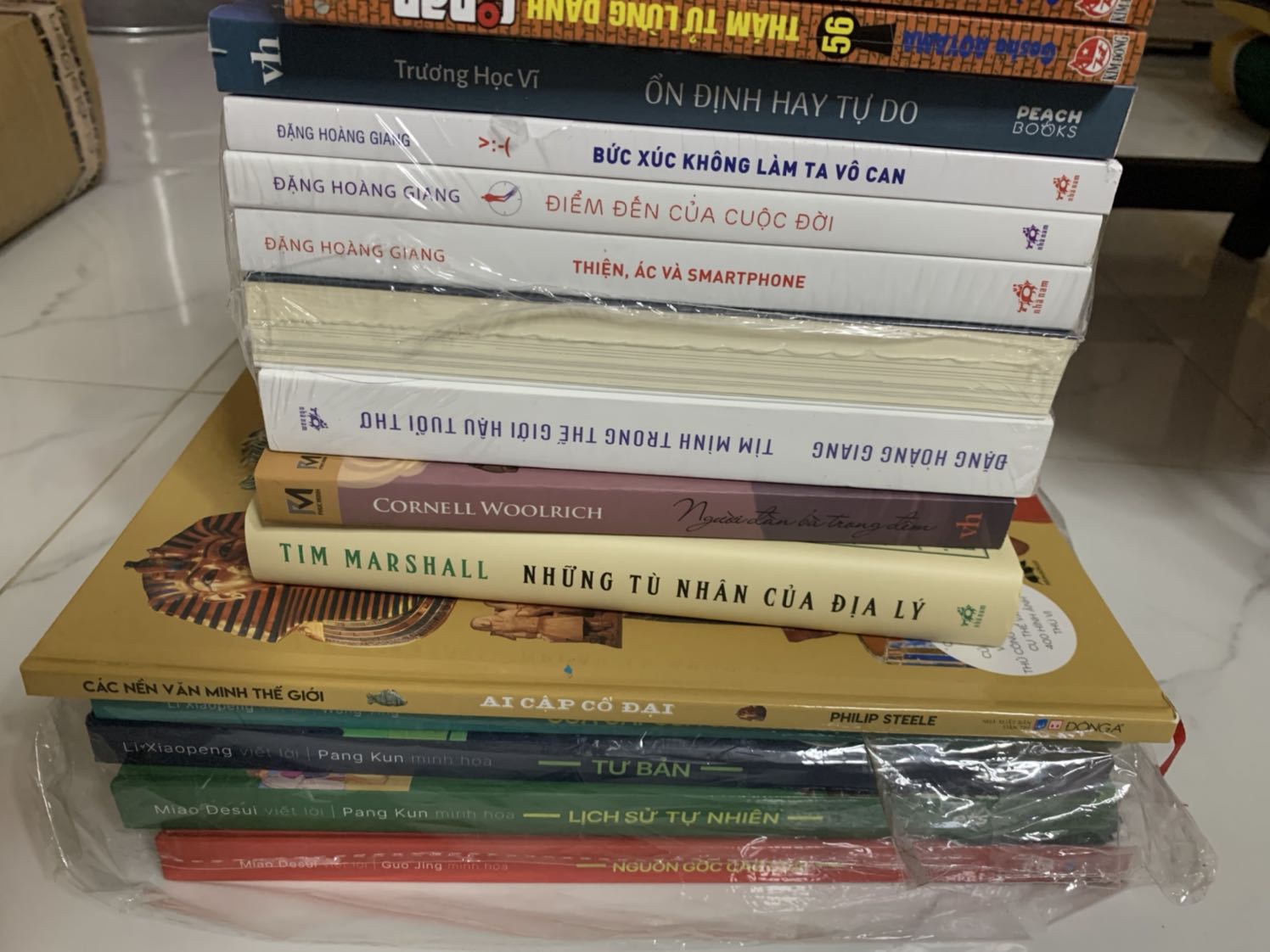 Đóng gói cẩn thận, giao hàng nhanh và đủ ạ. Nội dung chưa đọc nên chưa review đc ạ.