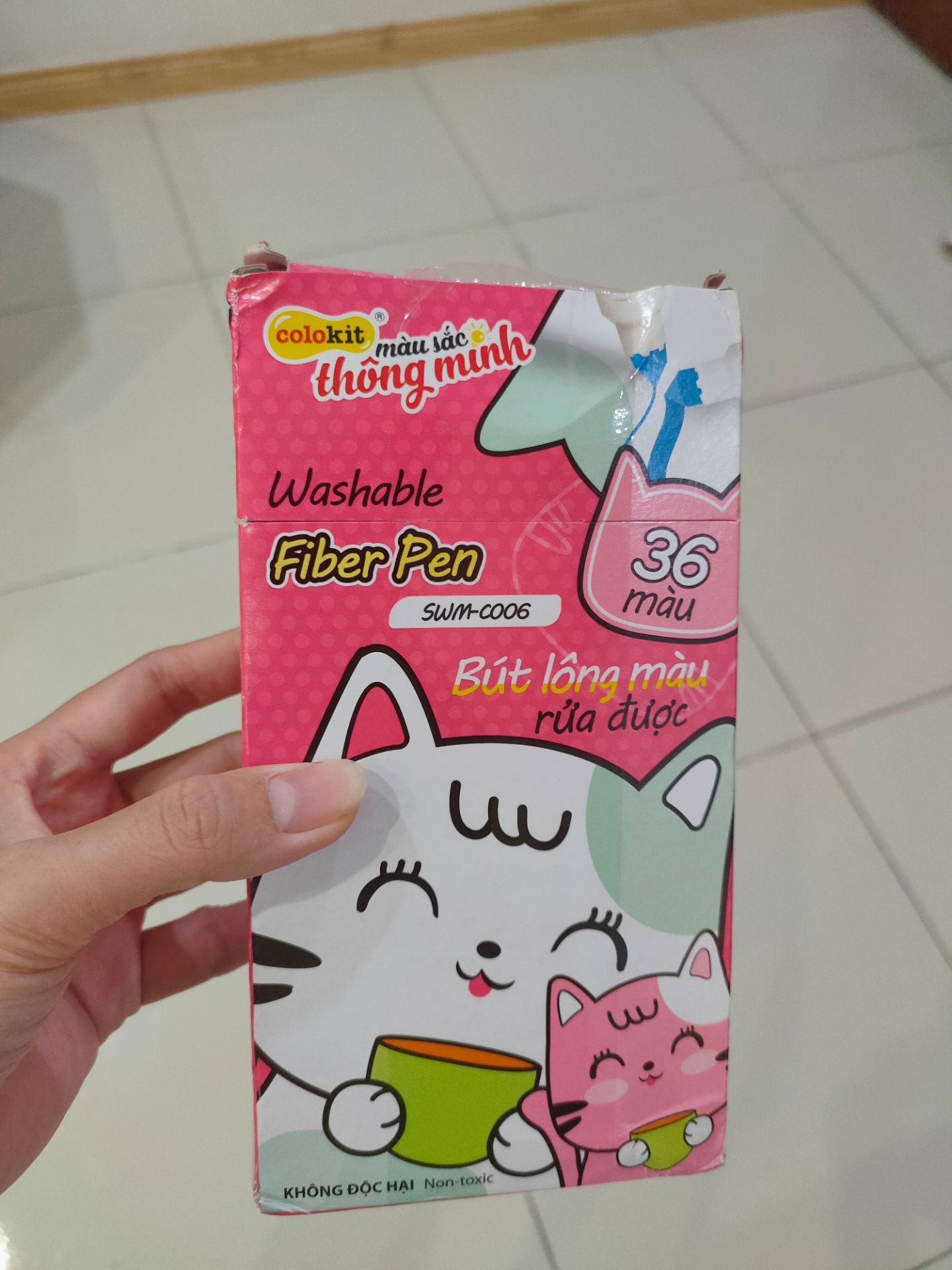 Đây là lần mua Tiki thất vọng nhất từ trc giờ. Hàng giao rất chậm, không nhận đươcj cuộc gọi giao hàng nhưng vẫn để thông tin giao không thành công lần 1, để rồi đến 3,4 ngày sau ngày giao dự kiến mình khiếu nại mới giao đến. Hàng giao thì hộp móp méo, may là bút bên trong k sao. Còn bình nước tặng thì dễ thuong, nhưng không cài khoá được vì bị nứt vỡ bên trên. Thật sự là của cho không bằng cách cho, hàng không bán được mới đem tặng khuyến mãi sao vậy??? Tôn trọng khách hàng chút nhé. Mình mua tiki