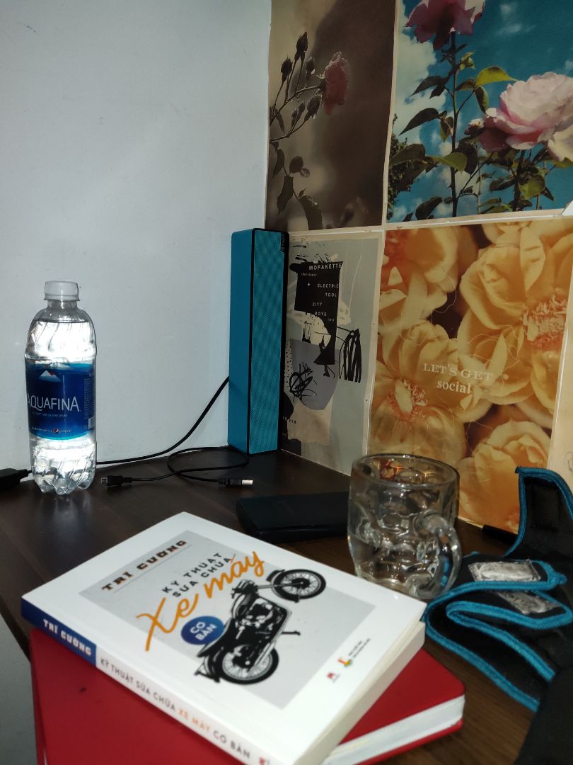 xưa học chuyên lý mà 4 năm nay theo khối ngành bên kinh tế, giờ đọc lại cuốn này thấy tư duy kĩ thuật mình vẫn còn. Mua cuốn này ko phí đâu các chàng trai, áp dụng vào sửa xe mình trước nếu gặp sự cố, rồi cách bảo trì, tất tật tật gần như đủ cả về xe máy.. Mình đọc xong sẽ đưa ba tham khảo thêm, mặc dù ổng cũng giỏi mấy việc này..