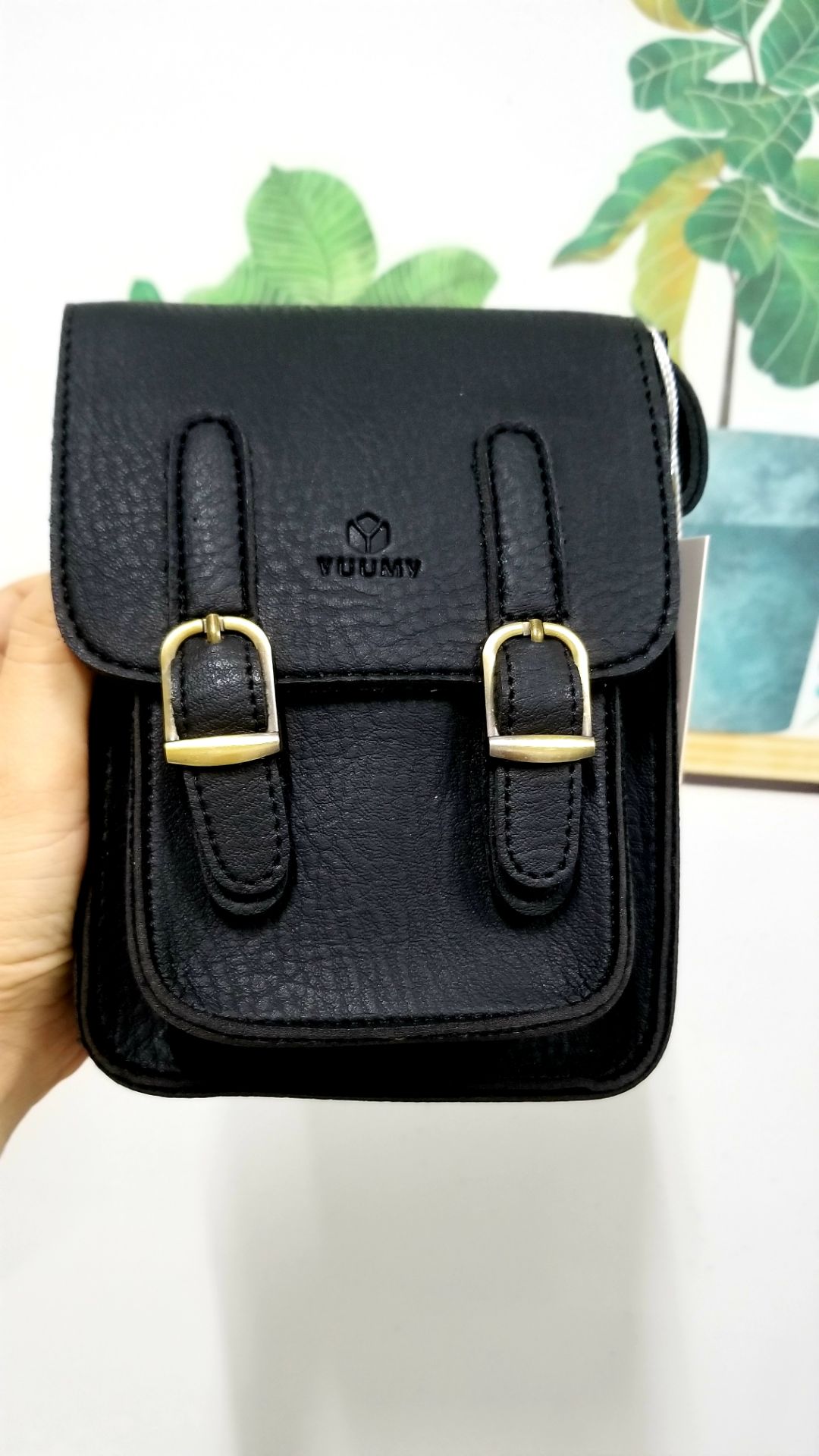 Túi nhỏ xinh, tiện dụng, đựng đc điện thoại, tiền, giấy tờ xe. Hài lòng !