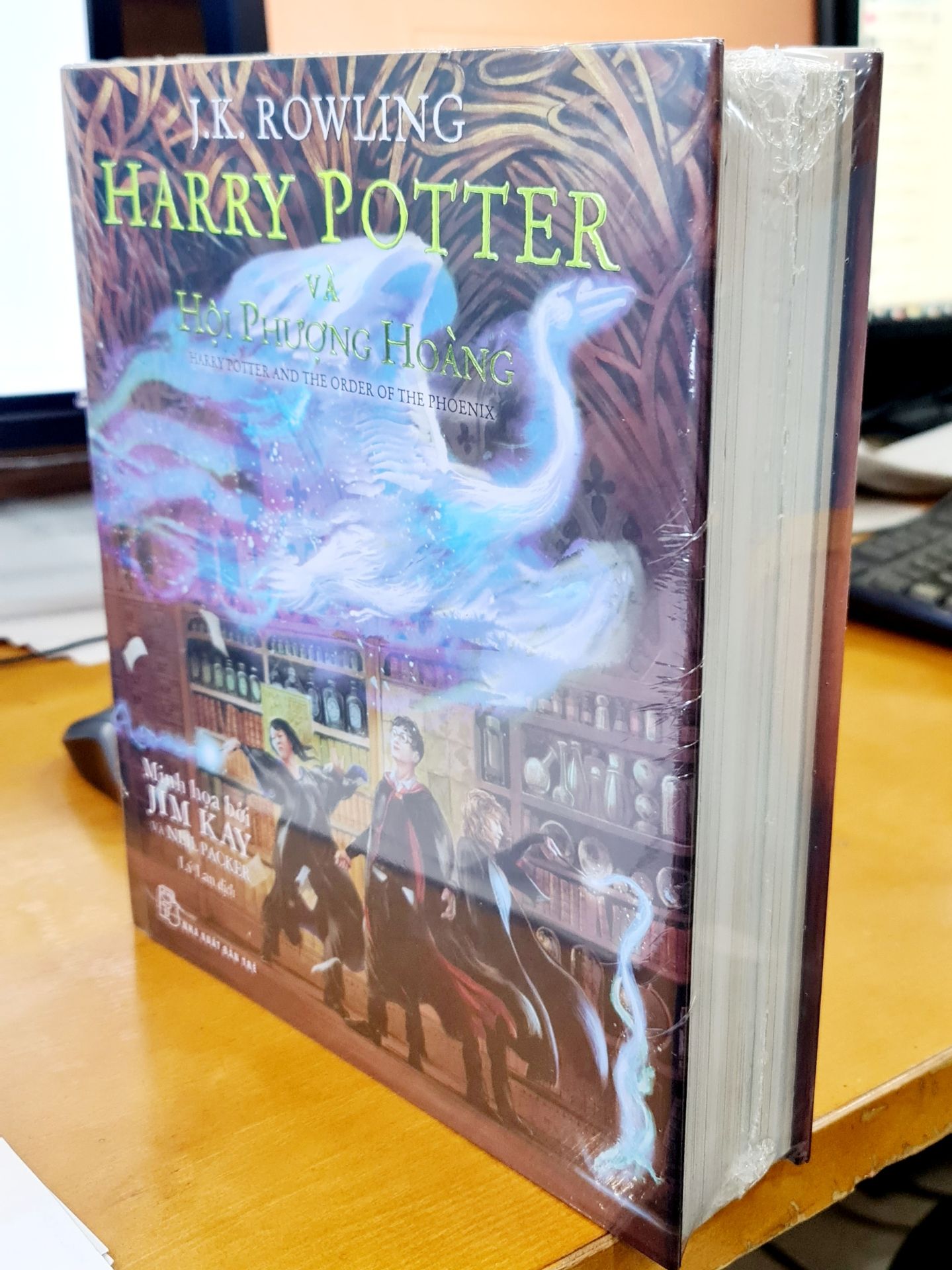 Wow sau bao ngày đợi mong rồi cũng nhận được em nó!!!Phải chờ dịp mới rước. TIKI ship nhanh 2h nên bọc gói bình thường, quan trọng là nhanh.
Đây là cuốn sách nguy hiểm nhất khi nằm đọc. Với trọng lượng 3,5kg, bạn cânt 1 đôi tay cực khỏe và tinh thần minh mẫn. Chỉ 1 chút sơ sẩy rơi vào mặt là ò e í e ngay!!Hãy nhớ lấy lời tôi!!!