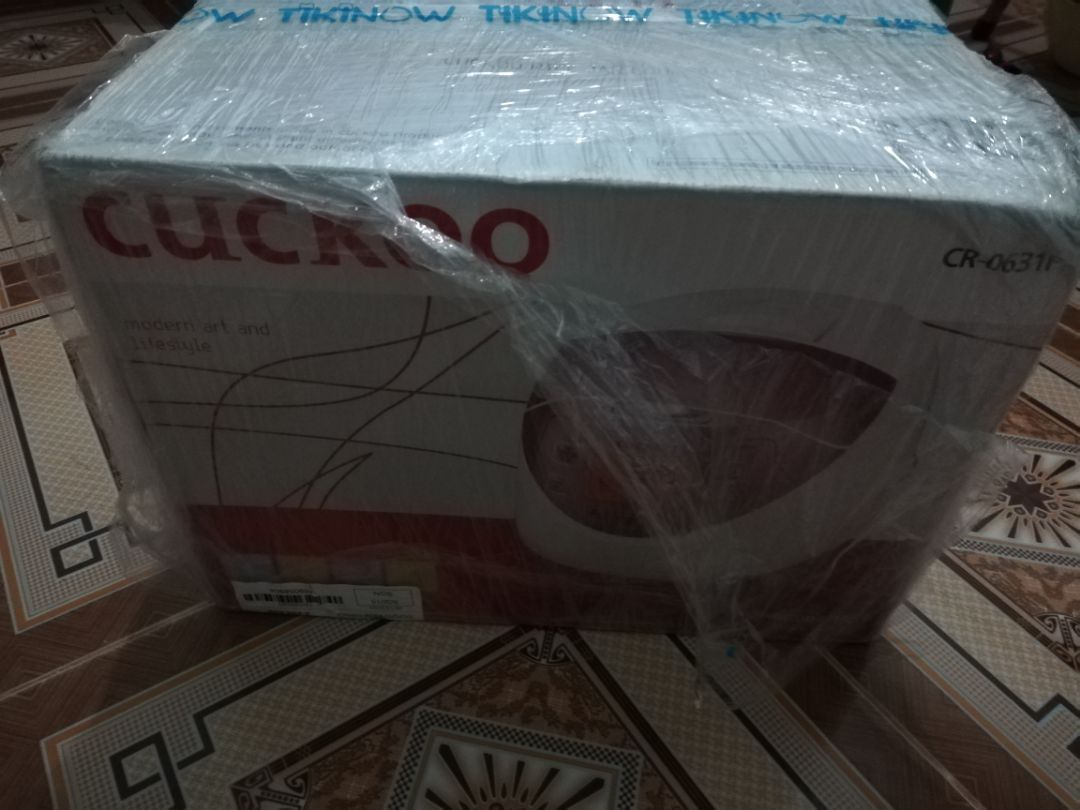 Mình đặt hàng hôm chủ nhật và sáng thứ 2 đã nhận được hàng. Tiki giao hàng nhanh hơn dự kiến. Mình đọc khá nhiều bình luận về sản phẩm và cũng sợ sản phẩm khó sử dụng nhưng mày mò từ từ cũng sẽ thấy đơn giản. Mình đa phần sử dụng chức năng nấu hẹn giờ nên các chức năng khác chưa tìm hiểu nên chưa biết thế nào nhưng về nhà là có cơm nóng hổi, hạt cơm đủ độ ẩm không bị khô quéo như các nồi thông thường khác khi để lâu trong nồi nên mình rất ưng điều này. Nói chung thì tiền nào của đó, hàng không bị lỗi kỹ thuật là mừng vì hàng điện tử thì chỉ dựa vào may rủi khi mua vì cho dù bạn nhìn tận mắt đi nữa cũng không biết có bị lỗi khi vận hành hay không. Mình thấy may mắn lần này khi cứ đắng đo mãi mới dám mua! Quyết định không sai. Mong là sản phẩm sử dụng tốt với thời gian dài. Mô tả một chút về sản phẩm khi nhận được: giống như phần mô tả và hình ảnh của sản phẩm khi được giới thiệu, sản phẩm được nhà sản xuất đóng gói cẩn thận còn tiki chỉ bao ni long bên ngoài chứ không đóng gói thêm lần nữa. Màu sắc sản phẩm nhẹ nhàng, lòng nồi chắc chắn, cầm vào khá nặng tay, xét về bề ngoài sản phẩm tương đối thẩm mỹ. Với mình thì sản phẩm ổn