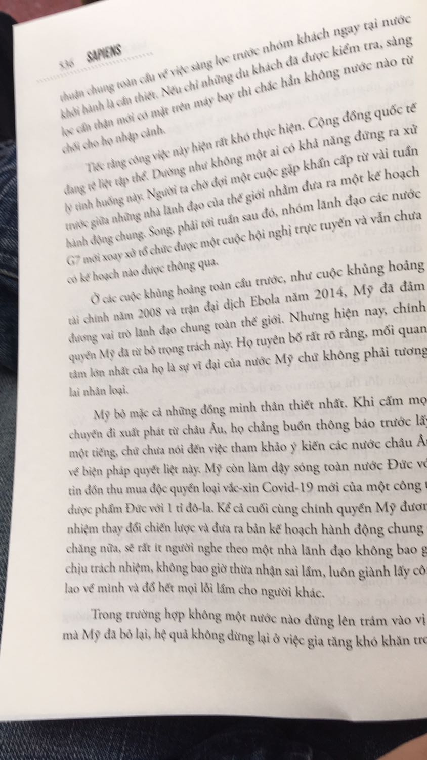 Sách khá to và dày với kích thước 16*24 , nên tôi đọc mất 3 ngày mới xong. Nhận xét về cuốn sách là 
tác giả người Israel có sự cập nhật liên tục tới tận 2020 
Kiến thức tác giả rất phong phú đã cung cấp lượng thông tin về lược sử của sapiens từ khi mới bắt đầu khoảng 2 triệu năm trước . Tác giả đã chia sự phát triển của sapiens thành 3 giai đoạn chính.
quan điểm của tác giả trong vấn đề sapiens có thể biến thành cyborg cũng rất đáng chú ý đồng thời cho rằng các quốc gia cần phải liên tục hợp tác trước những xu thế mới thách thức mới của thời đại
Tác giả có đưa tên 3 nước và lãnh thổ thành công trong phòng chống dịch covid 19 nhưng lại thiếu tên VN?? Đồng thời phê phán lãnh đạo một quốc gia hàng đầu chỉ biết dành công trạng và đổ lỗi ??