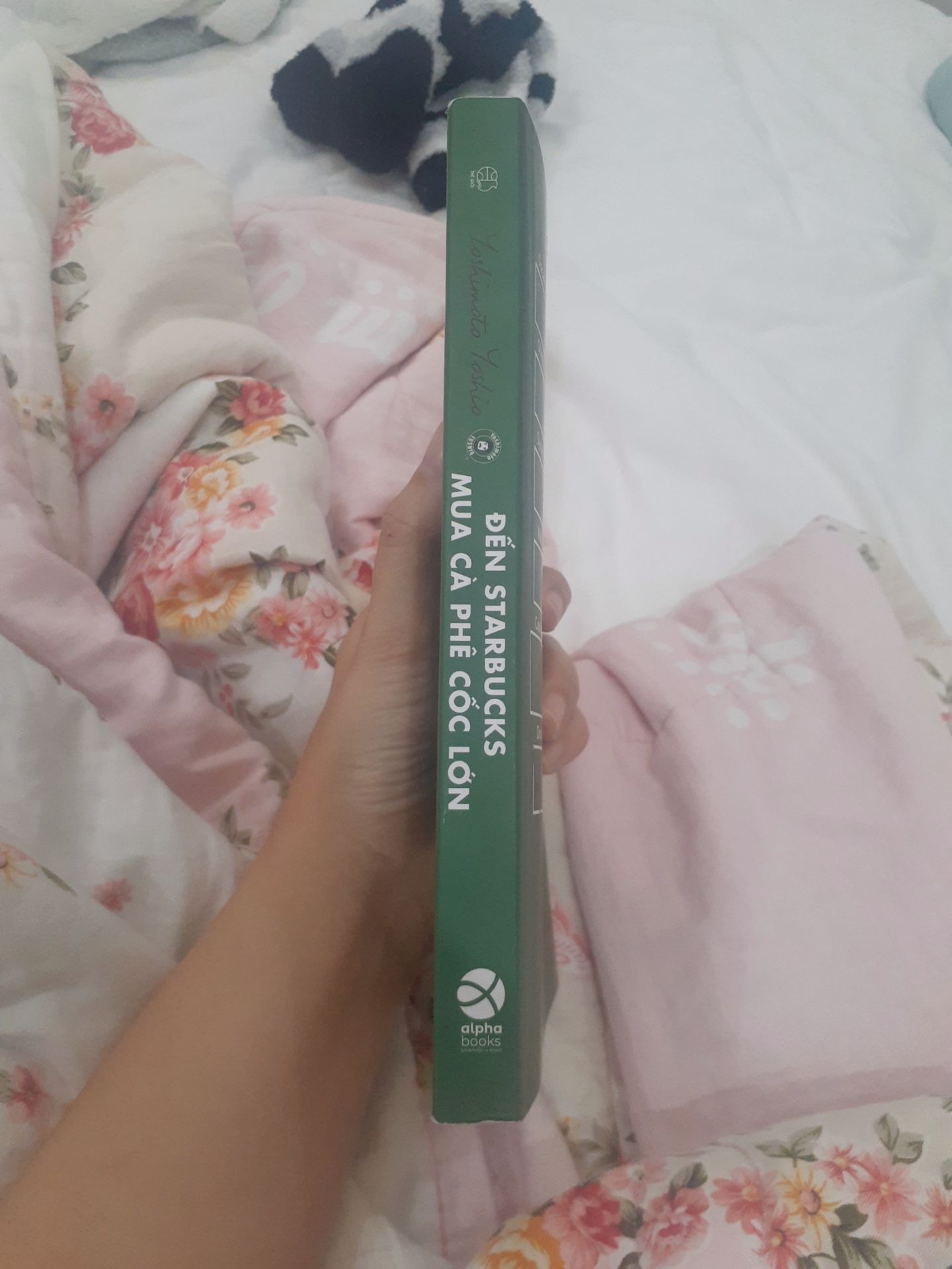 Mình đã dành cả ngày hôm nay đọc Đến Starbucks mua cà phê cốc lớn. Chưa bao h đọc sách kinh tế mà dễ ngấm như quyển này. Trong sách, tác giả dùng ngôn từ và cách hành văn dễ hiểu phân tích nhiều hiện tượng trong kinh doanh. Đây đều là những thông tin cực kì hữu ích đối với ng tiêu dùng và thậm chí cho cả chủ kinh doanh. ?