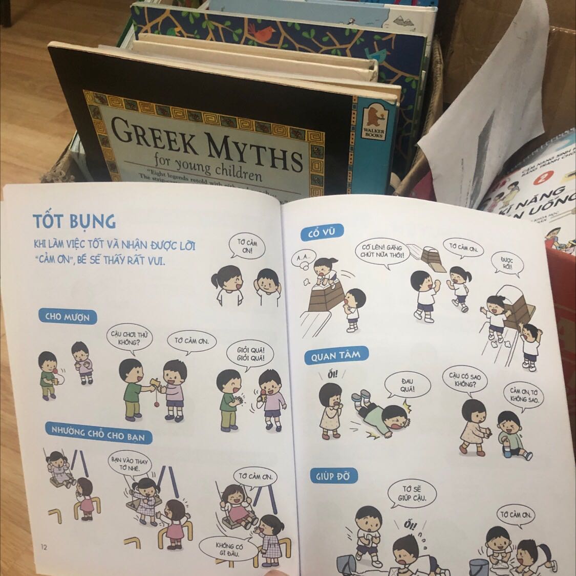 Bé 4 tuổi thích vì sách như truyện tranh, có đối thoại, dùng bộ sách này dạy bé các kỹ năng thường ngày dễ dàng hơn nhiều khi không có sách! Bé thích nên nghe & bắt chước theo!