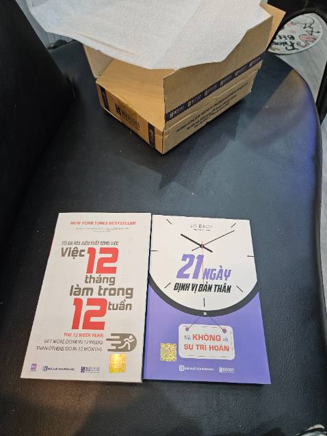 Giao lộn sách ạ. 2 quyển khác