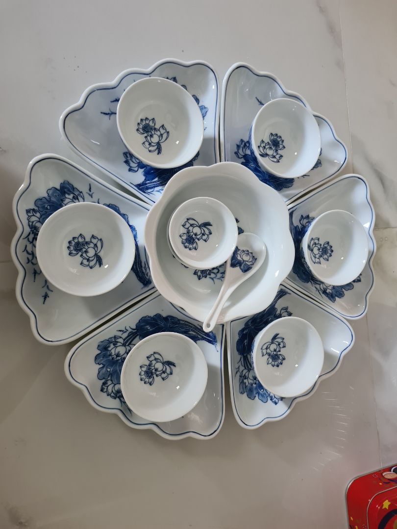 Shop giao đủ và đúng sp mình đã đặt. Giao hàng nhanh, đóng gói rất kỷ, chắc chắn. Bộ đồ ăn hoa văn đẹp, đánh giá shop 5 sao nhé