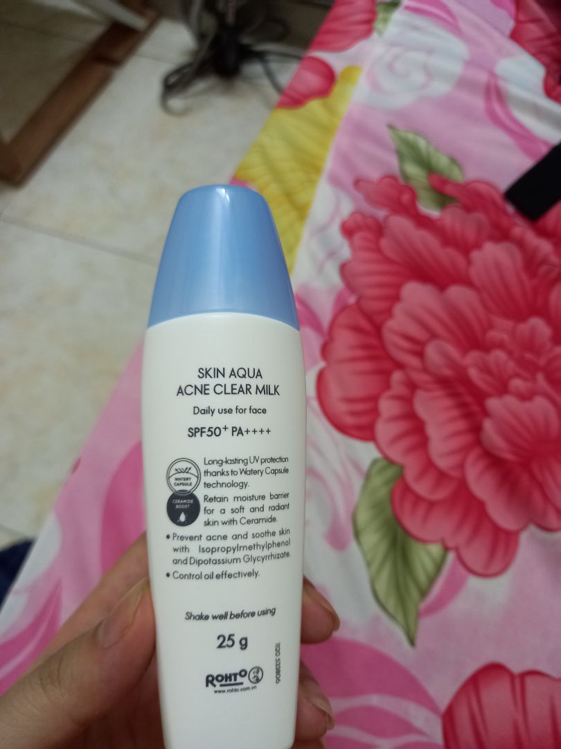 sữa chống nắng dùng êm lắm, thấm nhanh, không để lại vệt trắng đâu, sờ mịn mịn thích lắm. mình dùng 1 buổi mà thấy mặt vẫn khá khô ý, không bị bóng dầu. cơ mà ko biết chống nắng thế nào=(( điểm cộng nữa là anh shipper cực cute luôn:))))))))