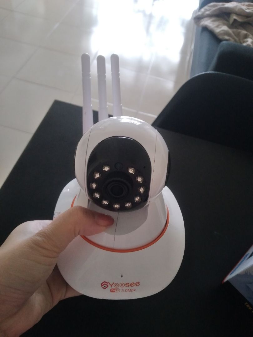 -chờ nhận rất lâu nhưng đang dịch thì chấp nhận được
- máy nhìn có vẻ ok, nhưng không có nơi cắm thẻ nhớ, không có nút reset, không tìm thấy wifi camera khi kết nối; 3 râu nhưng chỉ có 1 râu là chính, 2 râu kia chỉ là hình thức
- Tóm lại: mua về rồi, cài đặt nhưng ko dùng được.