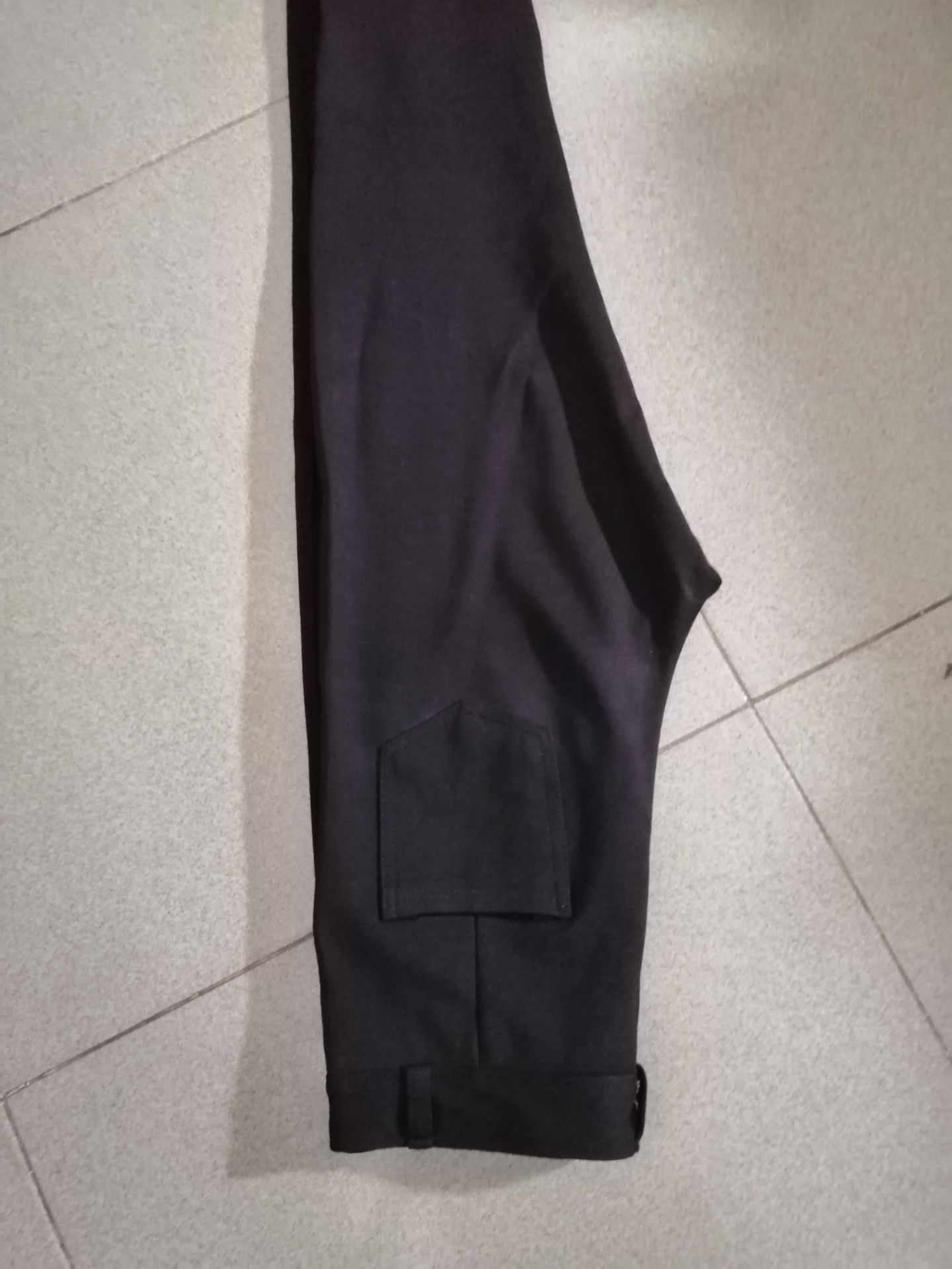 Vải dày co giản tốt, đường chỉ mấy đều chắc chắn, không chỉ thừa, mặc rất êm thoải mái, lên from như hình, giao hàng nhanh. Rất hài lòng về sản phẩm.