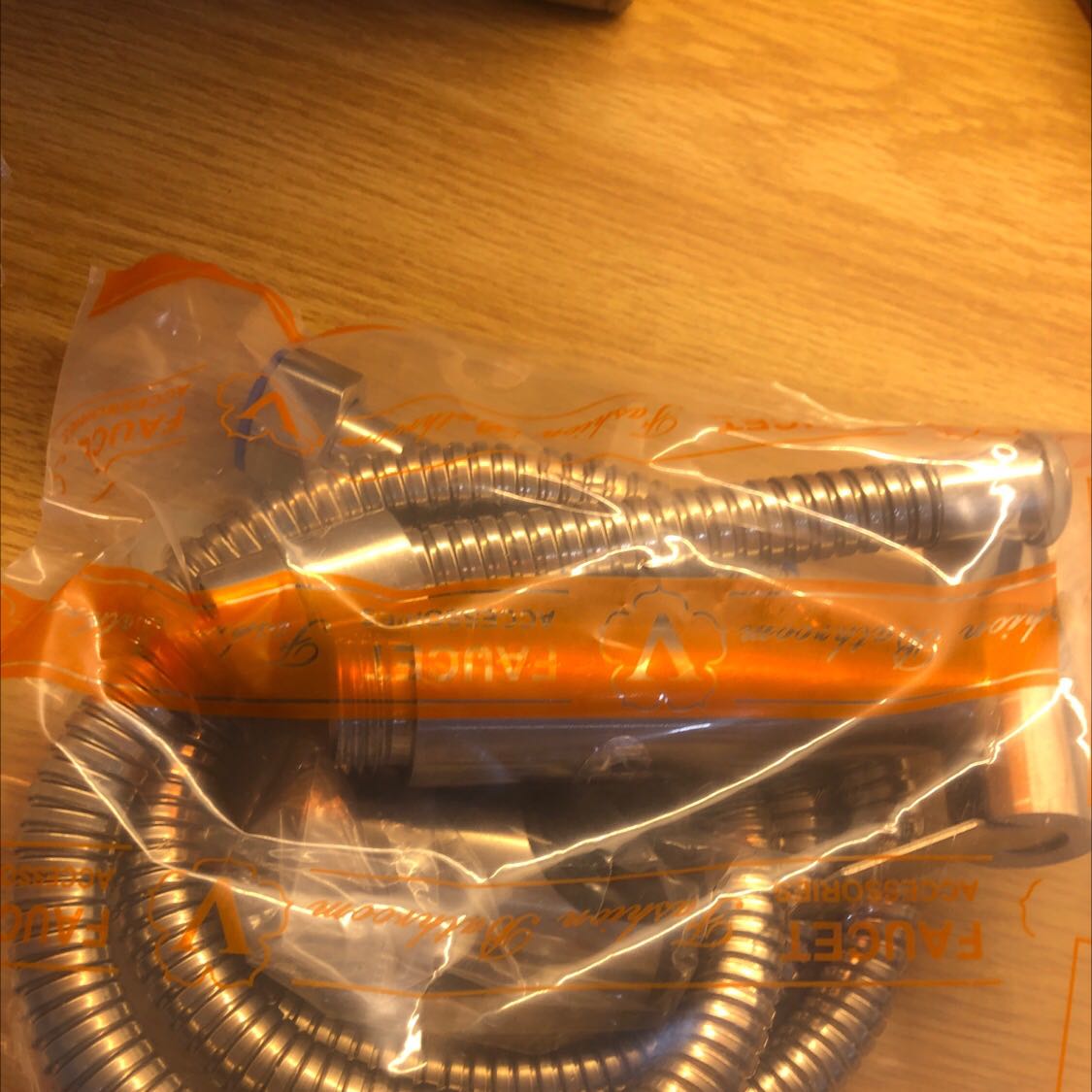 Hàng giao nhanh, đóng gói cẩn thận tiki luôn đóng gói tốt hơn shopper hoặc ***. chắc chắn. Đã mua 1 lần, thấy ok nên mua lại. Xài đến giờ chưa thấy vấn đề rò rỉ.