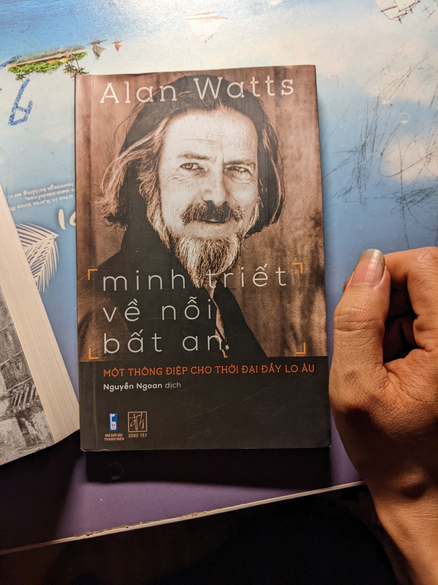 Giao hàng cực nhanh,mình ở quê mà sáng hôm trước đặt chiều hôm sau đã nhận được hàng,chỉ tiếc là sách hơi bị quăn phần mép,chắc do quá trình vận chuyển và đóng gói không quá chắc chắn.