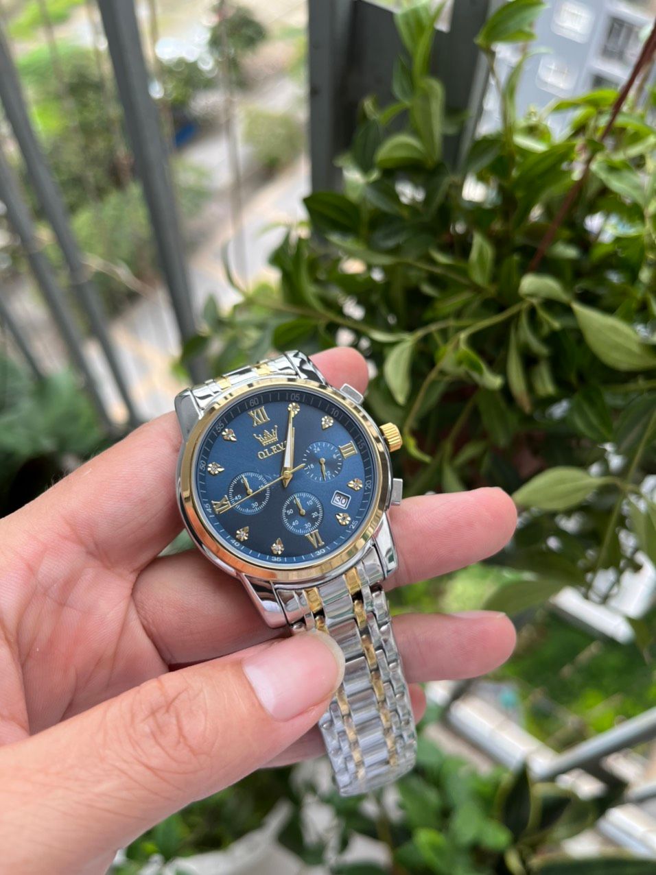 Đồng hồ chính hãng ,  mẫu mã sang trọng đúng như mô tả, đeo chắc tay và rất thoải mái.
Đóng gói cẩn thận, giao hàng nhanh. Mình mua hang trên Tiki rất yên tâm về chất lượng và thái độ phục vụ . Sẽ tiếp tục ủng hộ shop và tiki. Thanks!