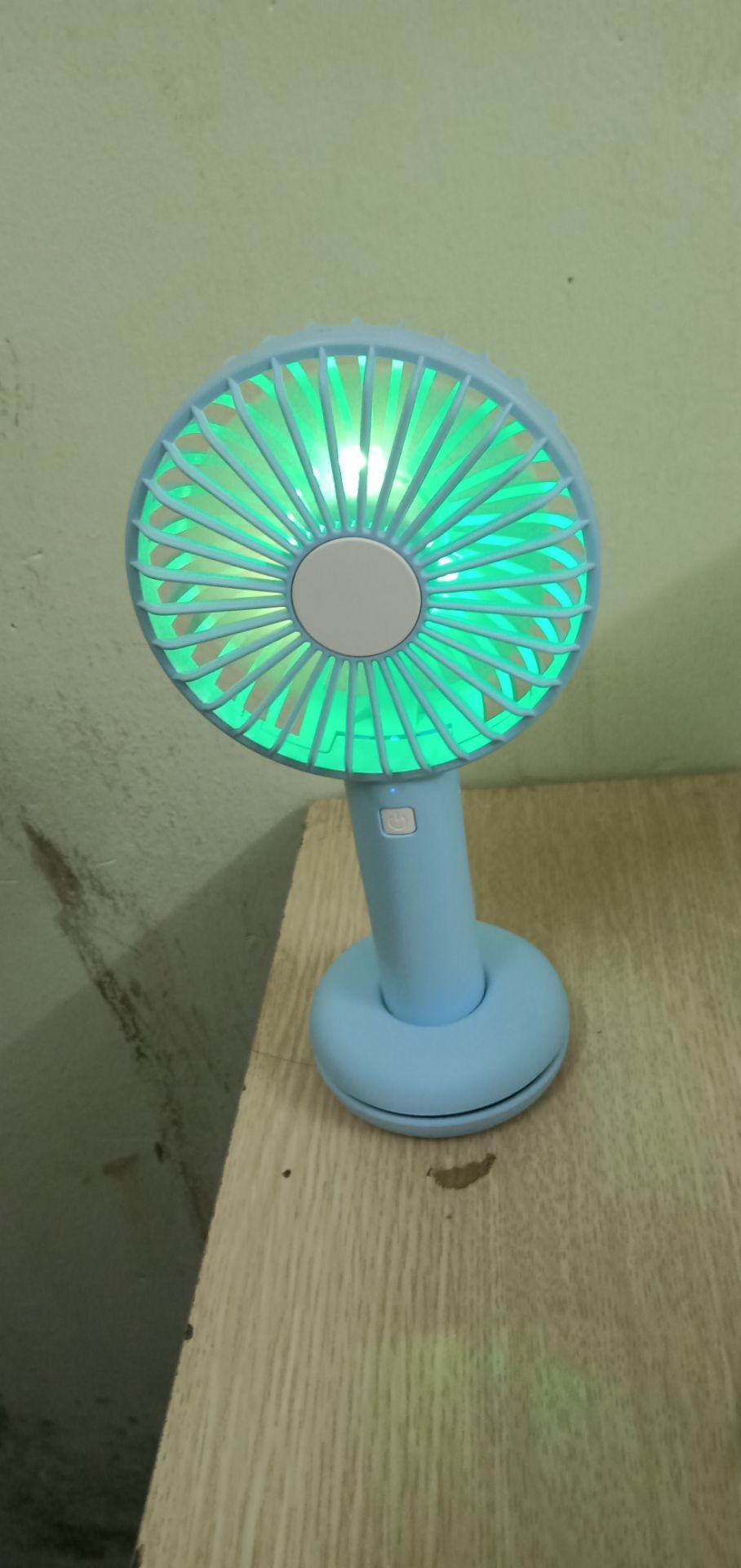 Trông bé tí mà thổi mạnh phết :))) có hẳn hai chế độ với cái đèn led trông xinh thật sự. Hàng đóng gói rất cẩn thận, vận chuyển còn chưa đên 24 tiếng ship đã gọi rồi. 10 điểm cho shop ❤