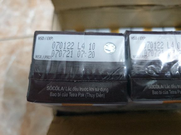 Phải công nhận shop đóng gói khá kỹ, mới nhìn sơ qua tưởng Vinamilk có thùng 6 lốc sữa luôn. Chỉ 1 lốc hơi móp tí xíu. Ngày sản xuất đầu tháng 7.