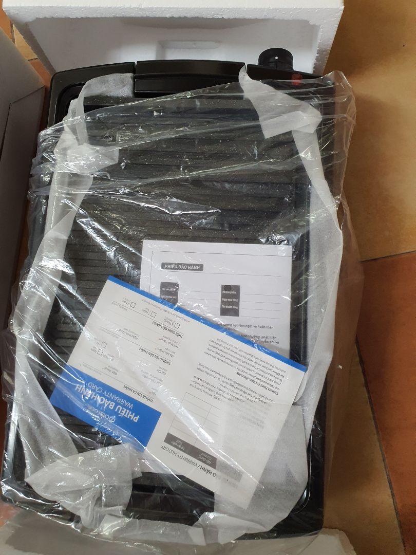 Vỉ nướng điện Lock&Lock EJK221 có ngoại hình trang nhã và sang trọng giúp cho không gian nhà bếp của bạn thêm phần tiện nghi, hiện đại hơn. Mang thiết kế hiện đại với lớp sơn phủ màu đen, kiểu dáng đơn giản, tinh tế góp phần tô điểm sự sang trọng cho không gian bếp.