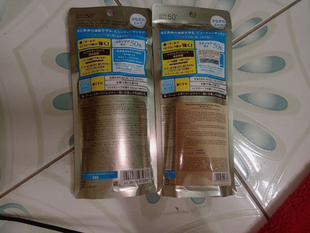 mình mua chai bên phải bên *** còn chai bên trái bên tiki, chai *** thì mình thấy nhãn hiệu, tem chống hàng giả và hướng dẫn sử dụng tiếng việt đầy đủ mà sao hàng tiki giao thì không thấy tem chống hàng giả cũng như hướng dẫn sử dụng tiếng việt và mã số sản phẩm mình thấy cũng khác nha, tiki hay hãng có thể giải thik cho mình dc ko?