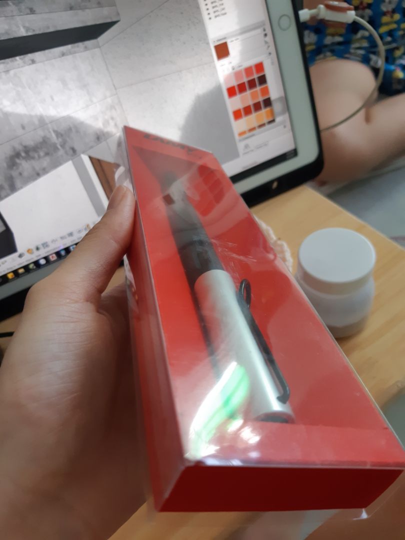 mình mới nhận được hàng chiều nay. tổng quan mới mở hộp thì thấy vỏ bọc của cây búc bị chà tươm bươm, hơi cũ, mở ra thì bút cũng bị cấn nhiều dẫn đến trầy, ở phần nắp bút. Còn bên trong thì ngòi bị lắp lệch, và cũng có vẻ bị cũ đi và trầy nên mình buồn luôn. một phần vì trong hộp ko có gì để bút đc cố định nguyên vị trí. cũng vì dịch nên chẳng thể ra ngoài nên mua onl thì trải nghiệm ko tốt lắm.
về sản phẩm của Lamy thì hoàn thiện khỏi bàn. Thân bút cũng đc làm đwn nhám chứ ko có bị bóng trơn, nắp nhôm nên càng tăng thêm tính sang trọng. theo mình thấy thì cây này là đẹp nhất dòng này của Lamy rồi. kết hợp rất tinh tế