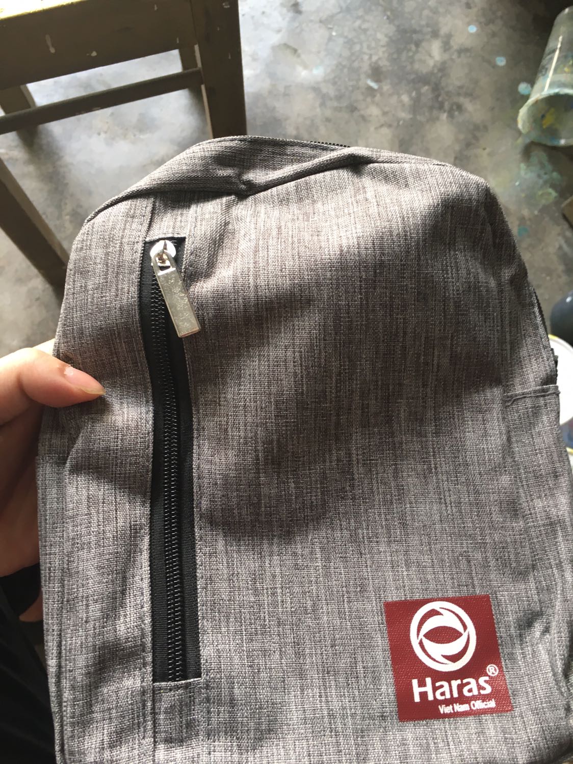 Giao hàg cực kì nhanh...chất lượng vải chắc chắc...vai đeo vừa phải ...nhét thoải mái máy tính bảng 8.4in ...ko gian còn lại đủ rộng để cho vào vài thứ linh tinh như sạc dự phòg ..v.v