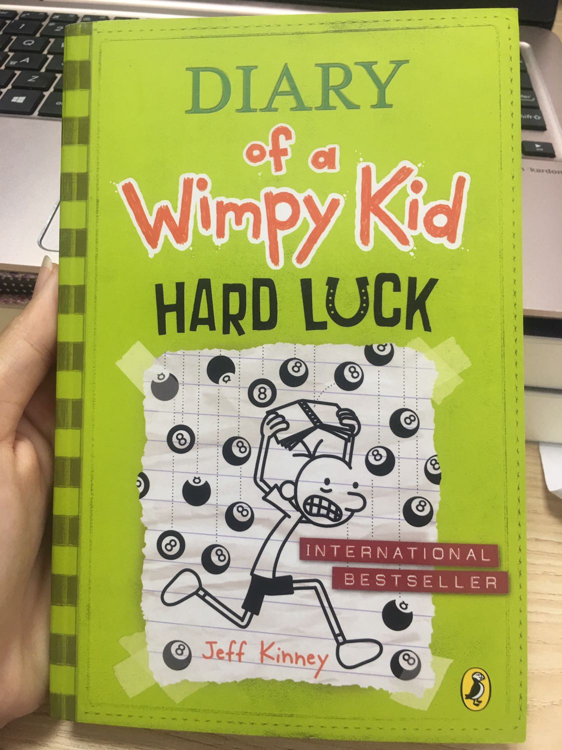 Vì thích series wimpy kid nên mình cho 5 sao luôn dù gáy sách có mấy đốm ố vàng. Tiếng anh cơ bản dễ đọc lại có hình minh hoạ hài hước nữa.