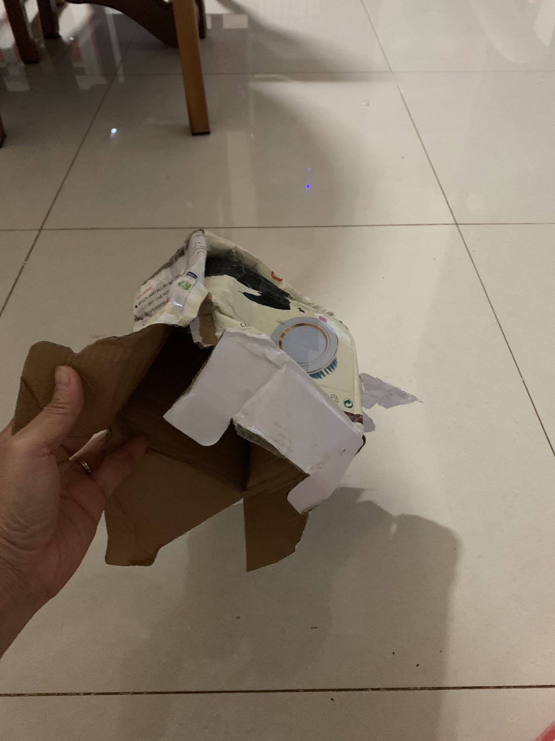 Shop *** đảo ,đặt đèn giao hộp ko ,mất dậy ,coi thường khách .yêu cầu Tiki xử lí gấp ,giao đúng sản phẩm cho mình