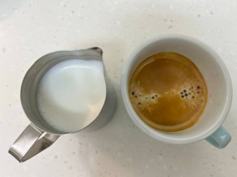 Vòi đánh bọt sữa tạo capuchino tuyệt vời lun.
100ml sữa thanh trùng dư cho m 1 cốc capuchino...còn về cốc cafe thì fai do chất lượng cafe chứ máy dùng dễ và nhanh chóng.
Shop tư vấn khá nhiệt tình. Không gửi m HDSD tuy nhiên tìm trên mạng có khá chi tiết.