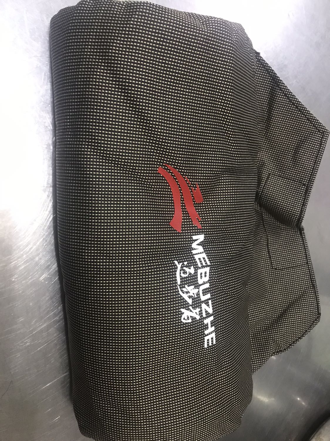 Gối nằm móp méo không bằng phẳng, có thể là do khâu để gối vào bao làm gối bị cấn ép một ghời gian dài nên không còn trở về hình dạng bằng phẳng ban đầu
Bao dựng bị bung chỉ, xài vài lần chắc rách quá, có thể tự khắc phục bằng cách tự may lại xài