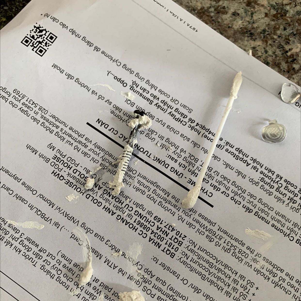 Sản phẩm chất lượng kém , keo khô , hư và đặc như vôi đóng cục không thể nặn ra khỏi tuýp để  sử dụng được . Mua 5 chai thì khui thử 3 chai đều hư cả. Liên hệ shop thì shop chống chế loại mới phải cắt đôi chai keo ra mới sử dụng được. 
1. Cắt ra xài o hết thì làm sao sử dụng được cho lần sau ?
2. Keo dạng mới đặc thì cho thêm cái ống nhọn để làm gì sao mà nặn ra được ?