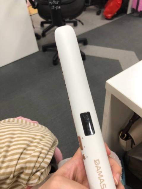 Mẫu mã đẹp, giao hàng nhanh, 
Ưu điểm: máy nóng nhanh, kẹp mượt không bị dít tóc
Nhược điểm: phần nhựa không cách nhiệt nên khá nóng
Hình thức mẫu mã như quảng  áo có điều sp khi nhận đến tay phần mang hình hiển thị bị xước, có 3-4 vết bẩn do máy trắng nên nhìn dễ và cảm thấy máy hơi cũ.