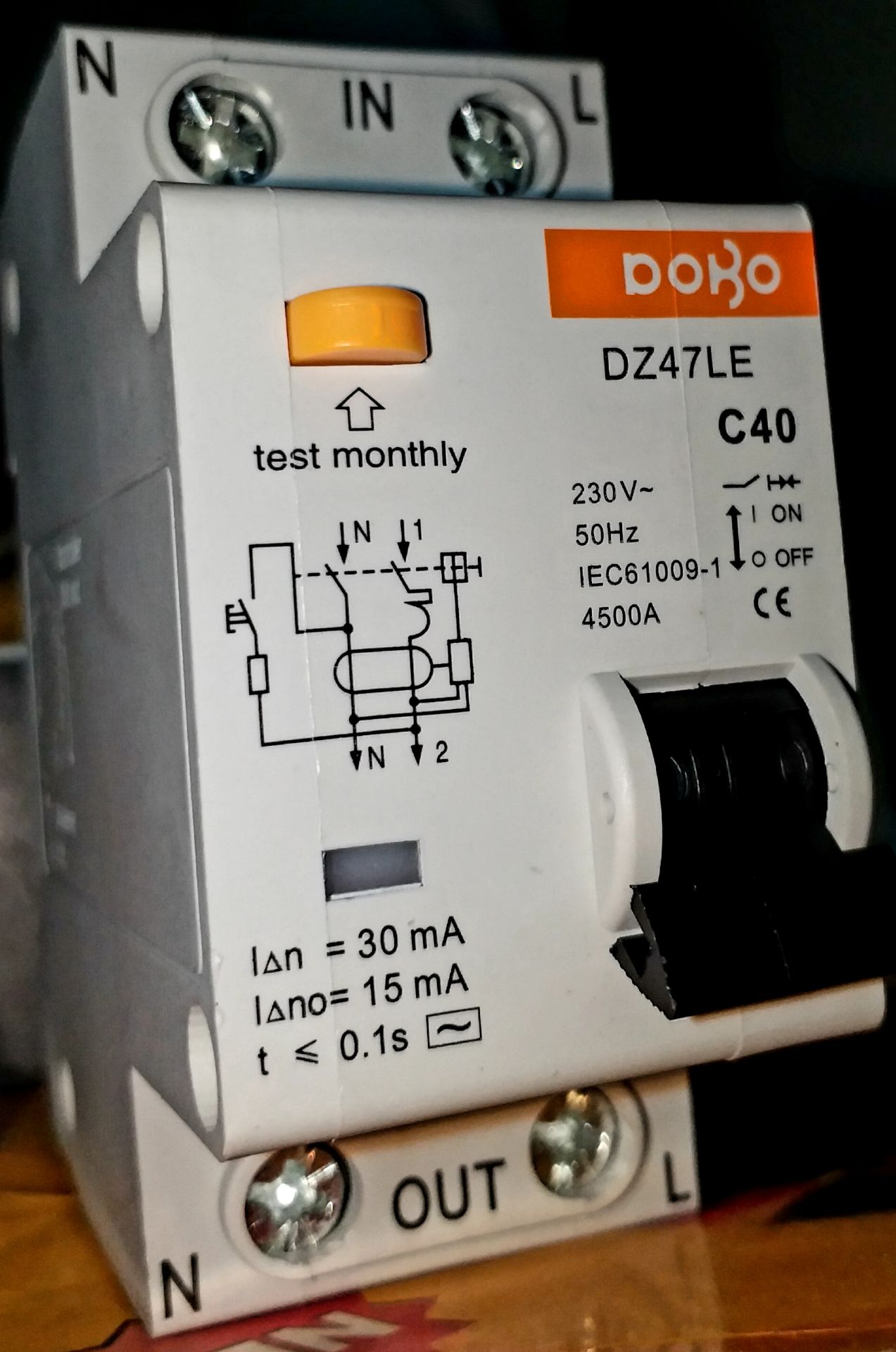 Cần gạt cụt nên không tiện cho tắt mở nhiều lần. Chỗ gắn dây thì tuyệt vời, tốt hơn Panasonic Thái. Tuy nhiên có cắt được dòng rò về giá trị cũng như tốc độ thì sản phẩm không có clip đánh giá nên chỉ mua niềm tin là chủ yếu