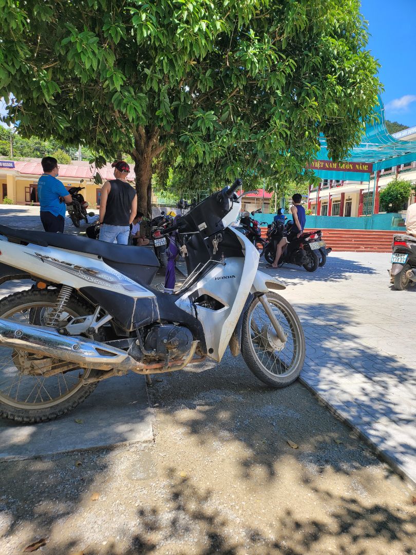 2 bên cạnh chỗ vuốt cong bám rất kém. hay bị bong