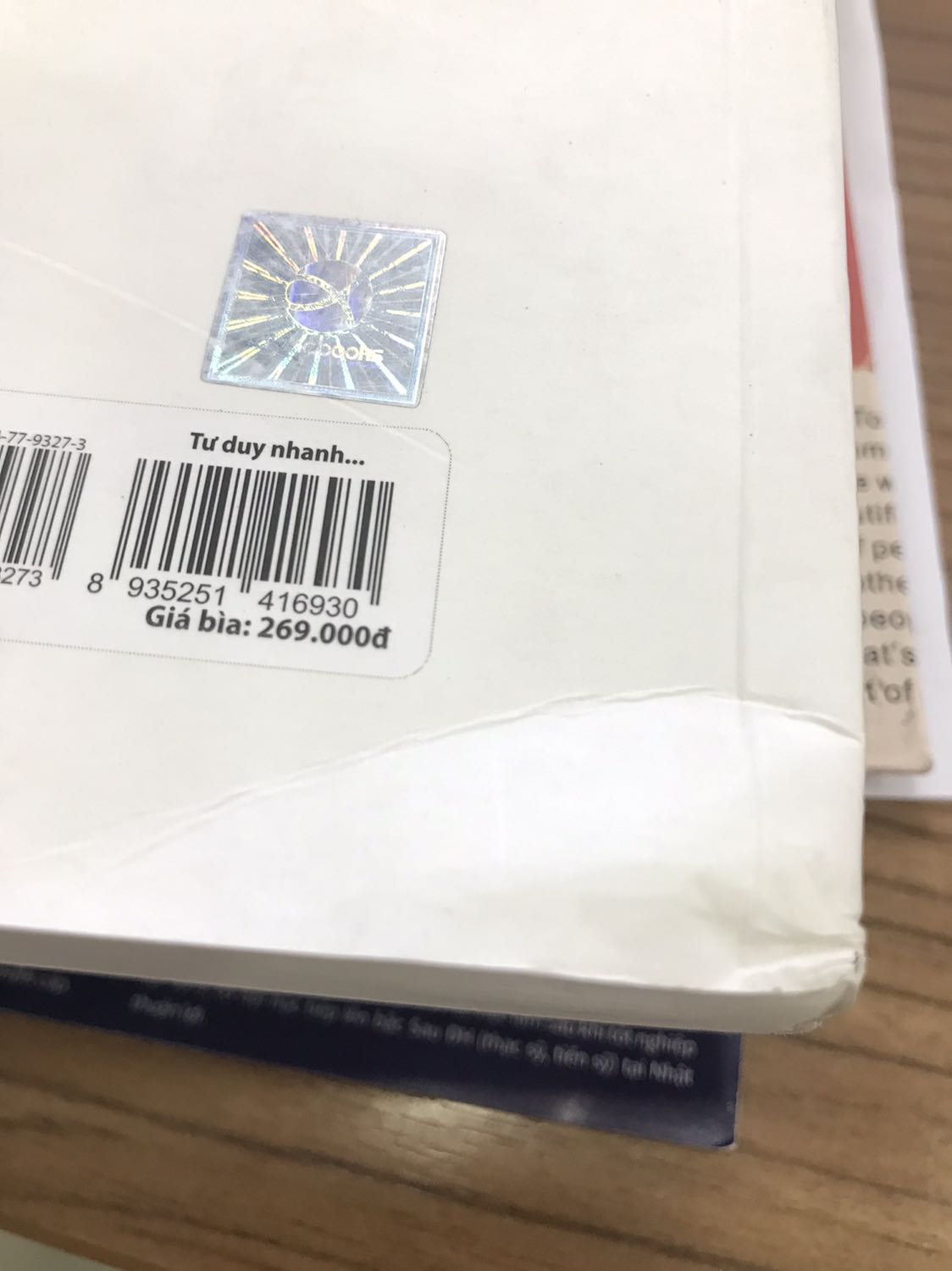 Giao hàng không nguyên vẹn, sách dơ, gáy sách nhăn nhúm.