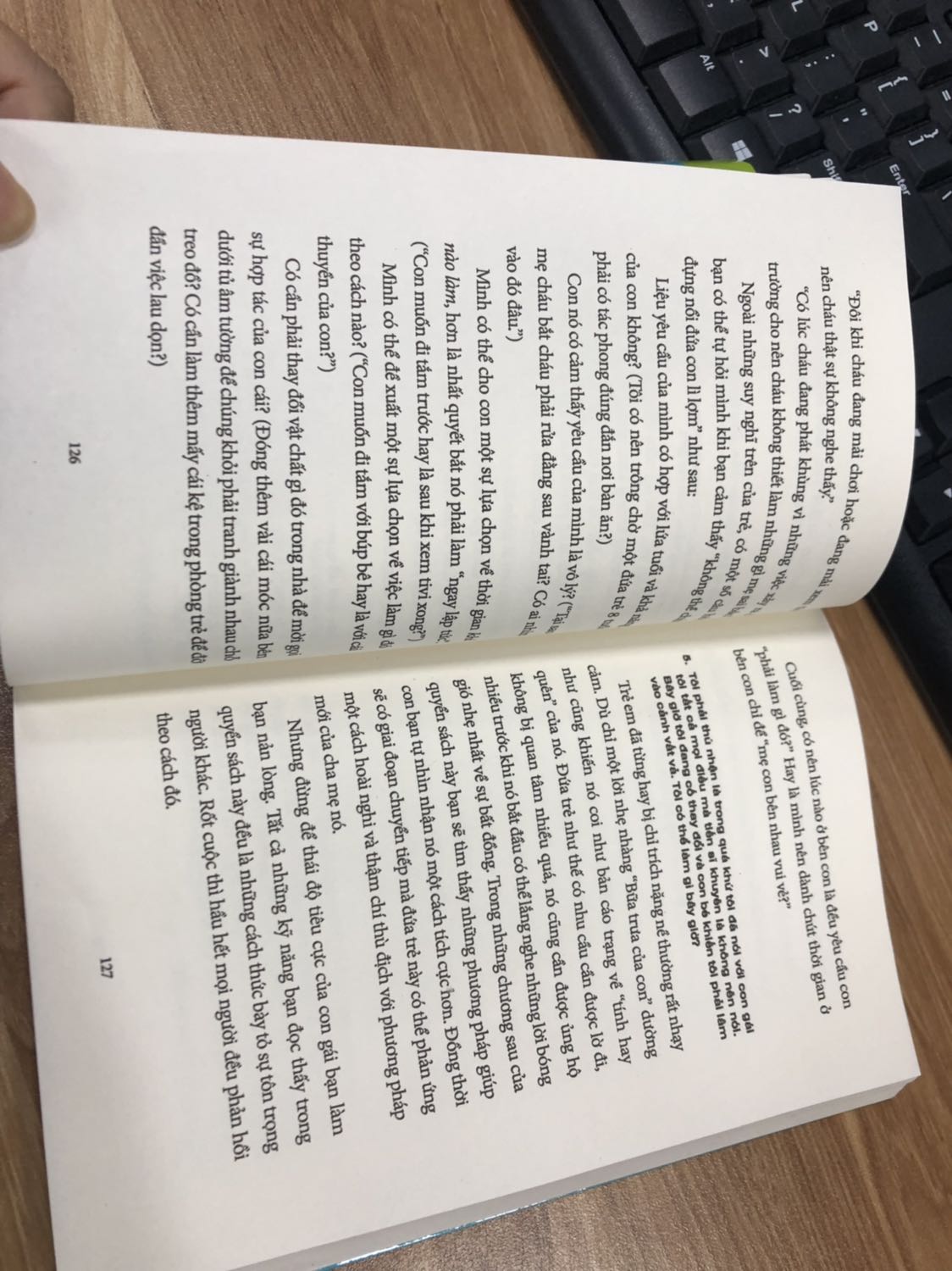 Nội dung sách mình khá hài lòng. Tuy nhiên mình rất không hài lòng về chất lượng in ấn. Có những trang mờ hẳn đi, đặc biệt còn bị in sót mất 6 trang trắng không có nội dung. Rất bực mình.
