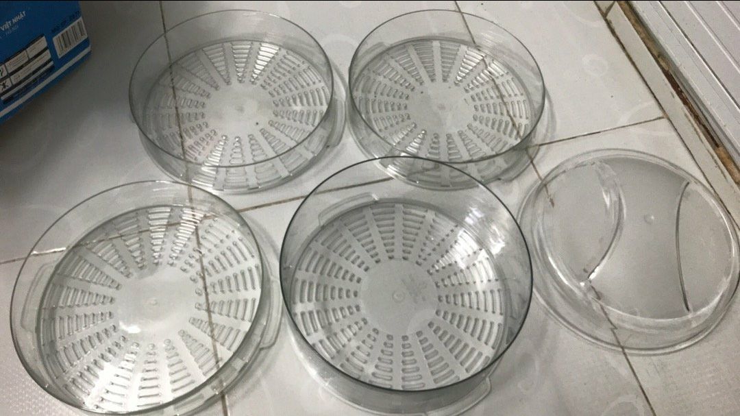 Sp này nhìn cũng ổn áp,gọn nhẹ,nhựa cứng,tiện lợi k chiếm diện tích của cái bàn,gói hàng kỹ nên k bị nứt hay vỡ miếng nào.