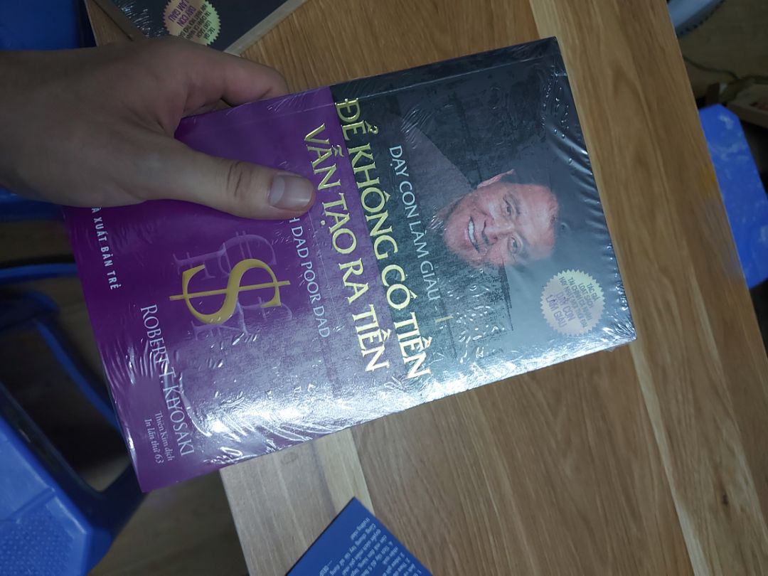 sách được đóng gói rất cẩn thận, giá cũng rất tốt
nội dung mình chưa đọc nhưng mình được sếp rất giỏi và giàu ở công ty giới thiệu khuyên nên đọc để có kiến thức nền tảng về tài chính cá nhân và đầu tư