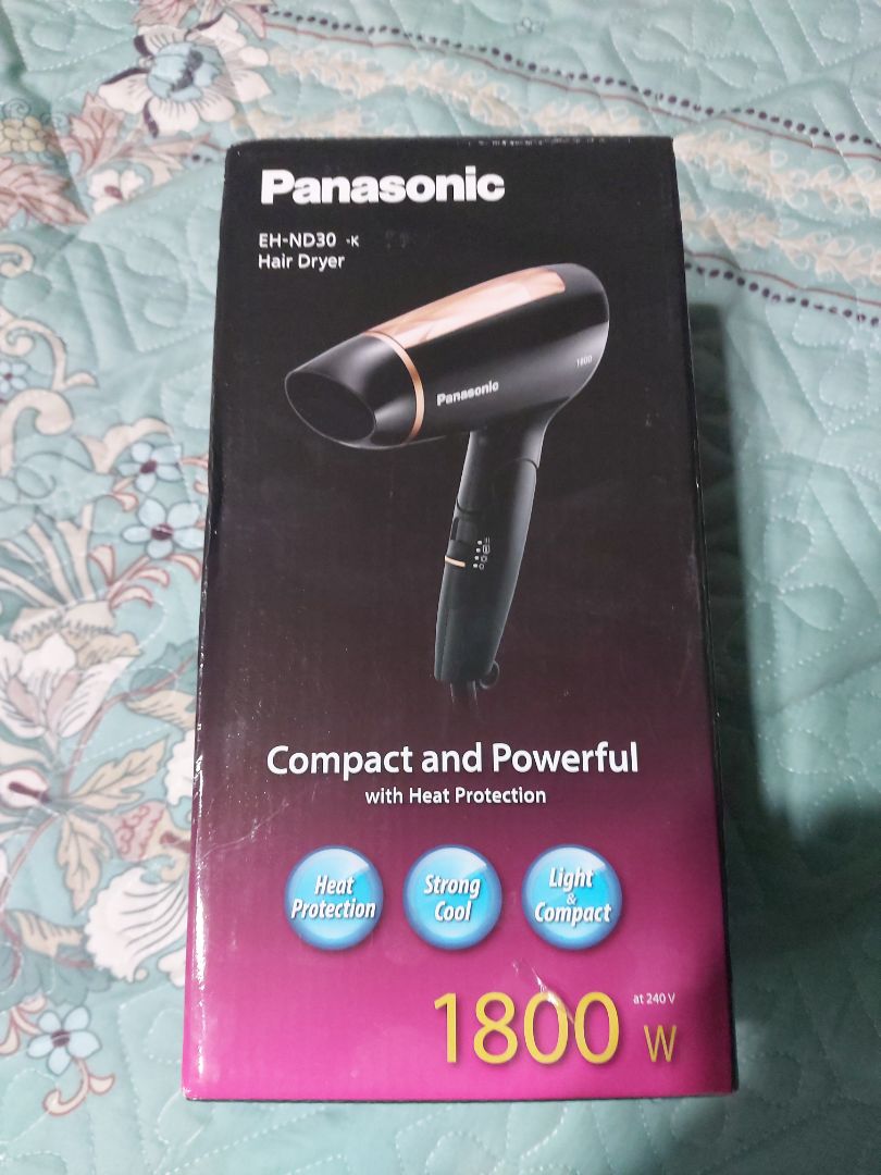 Giao hàng rất nhanh. Đóng gói rất cẩn thận. Nguyên hộp đẹp, đầy đủ phụ kiện. Có cả hdsd nên rất dễ dàng thao tác. Máy đẹp, sang trọng đúng như QC. Hàng chính hãng. Giá lăn bánh 570k . Rất thích. sẽ tt ủng hộ shop. Mn nên mua.