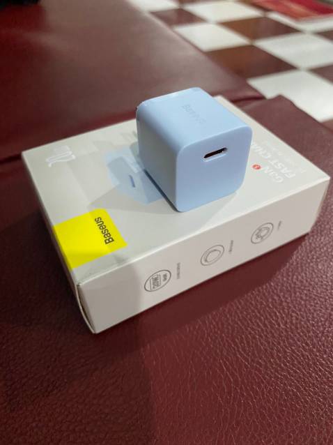 Nhỏ nhắn xinh xắn. Sạc ít nóng máy. Đóng gói đầy đủ hộp còn dán seal. Shop gói hàng cẩn thận