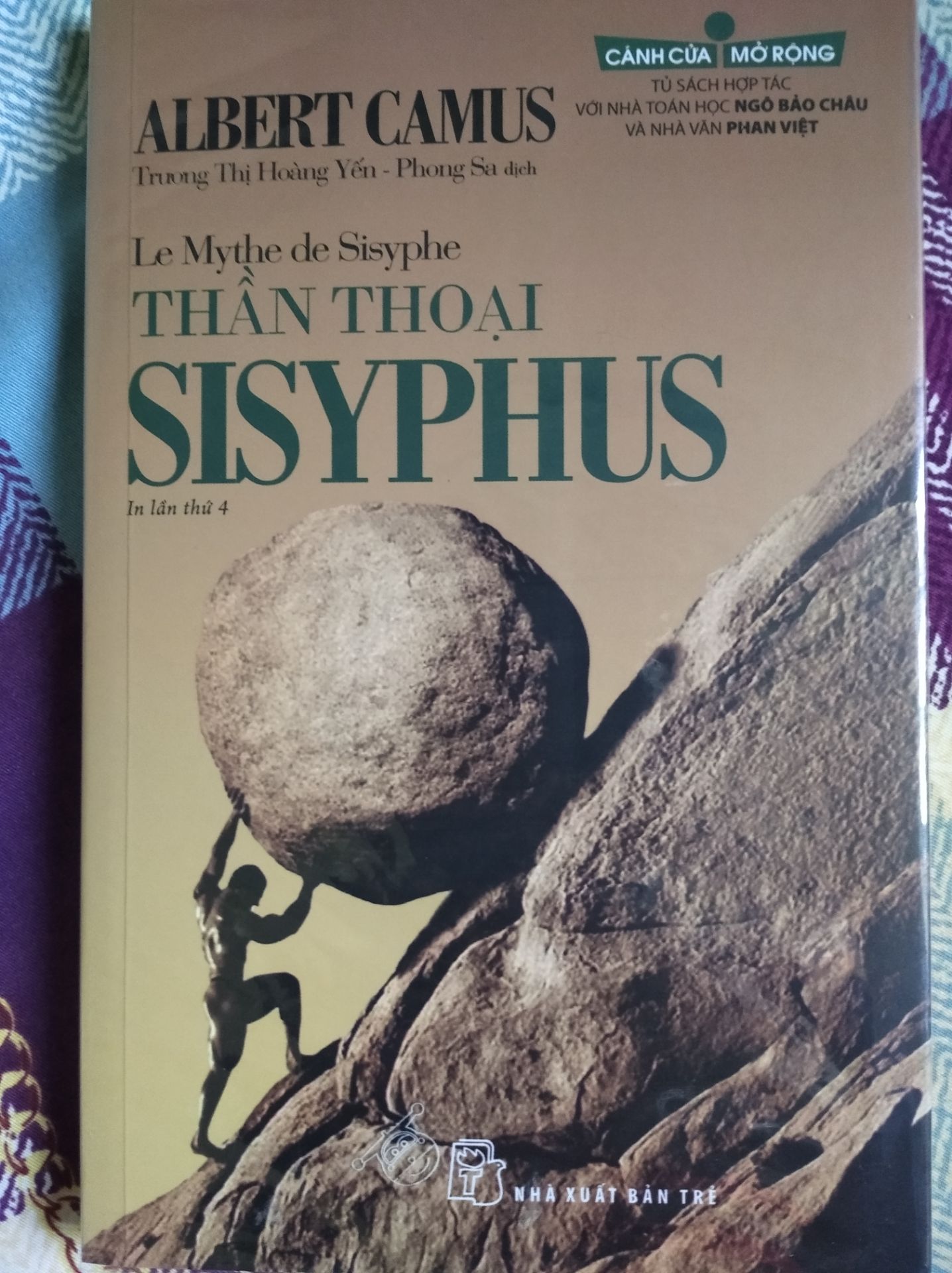 Đây chắc chắn là một kiệt tác bậc nhất tôi từng đọc. Một tiểu luận triết học, nhưng thú vị như một cuốn tiểu thuyết. Hàng loạt triết lý hiện sinh mới lạ mà tôi thậm chí chưa từng mảy may nghĩ đến.

Nửa đầu sẽ là một sự nhọc nhằn vì Camus viết đầy lý thuyết, đầy thông tueje nhưng cũng đầy khó khăn. Nhưng mọi nỗ lực đều được đền đáp, với nửa sua là ví dụ thực sự thú vị, nhiều lúc bật cười, nhưng cũng đau không kém.

Sống là tự sát, chỉ có tự sát mới là vẫn đề triêt học nghiêm túc thật sự. Ta ra đường, ta bước vào một cuộc tự sát mới, một cuộc tàn sát mới, đó là vai trò của con người. Là vai trò của cuộc sống. Sống, là để chết, chỉ khi ta chết, ta mới sống.

Ta liên tục đầy hòn đá lên đỉnh núi, rồi ta bất lực thả nó xuống núi. Nhìn hòn đá, lăn, vòng, lăn, khi đó, ta mới thực sự sống.

Đời là vô luân, đích thị là phi lý. Nhưng khi tuột cùng của phi lý, đạt đến đỉnh cao của phi lý bất nhận thức, đời ta có lý.