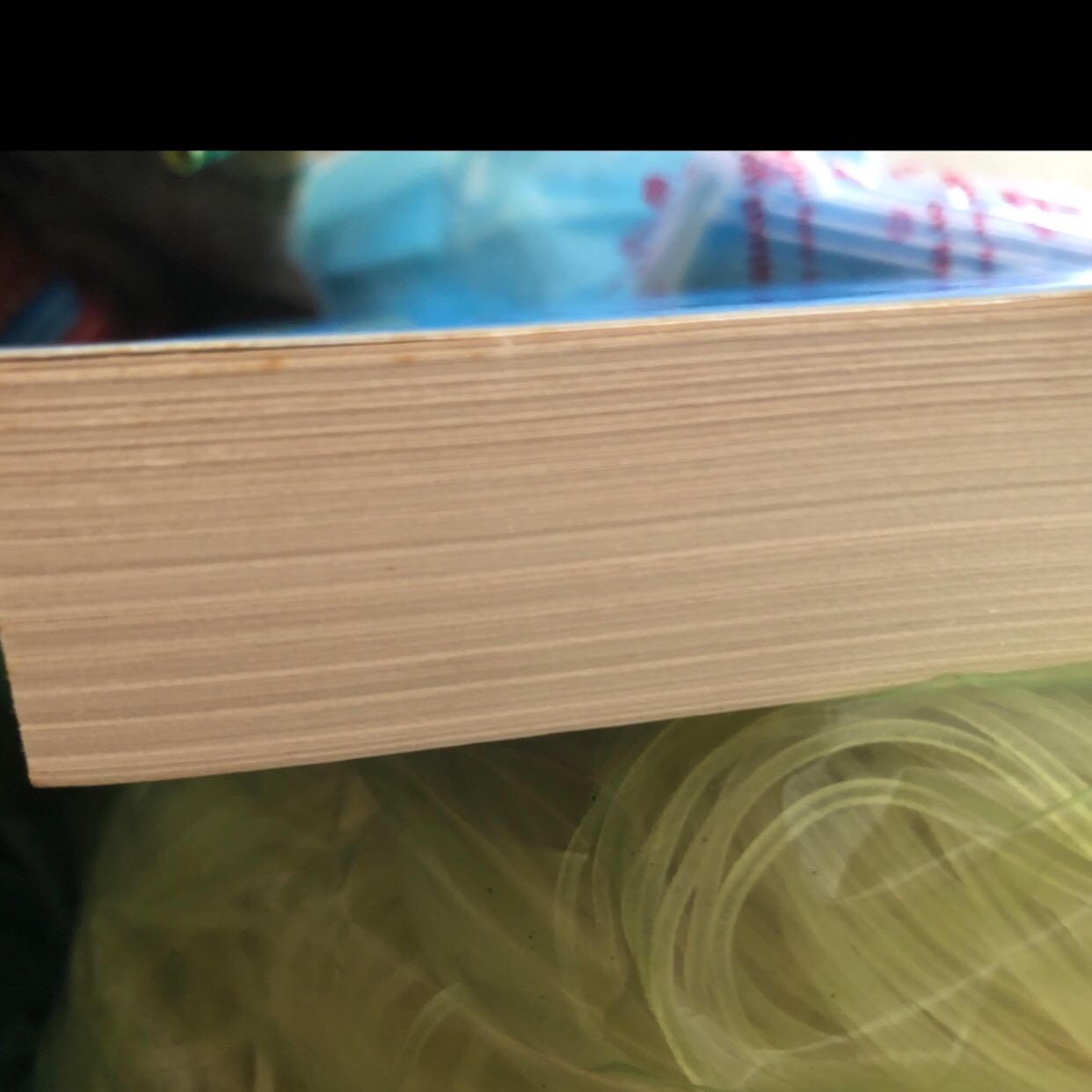 Sách đã ngã vàng có vẻ như đã cũ, dù đã bao kiến nhưng vẫn có vết bụi bám vào sách
Cũng không biết sách thật hay giả l Sách đã ngã vàng có vẻ như đã cũ, dù đã bao kiến nhưng vẫn có vết bụi bám vào sách
Cũng không biết sách thật hay giả l